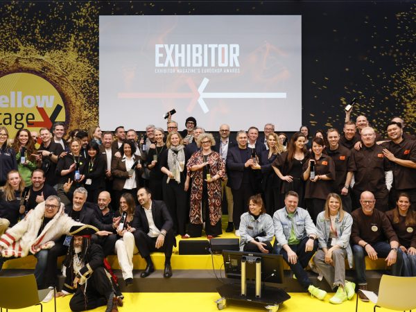 Der offizielle Standdesign-Wettbewerb der EuroShop, zeichnet mit den EuroShop Awards des renommierten EXHIBITOR Magazine aus den USA die beeindruckendsten Stände der Messe aus. Die Stände werden in fünf Kategorien – je nach Standgröße – prämiert.

The official stand design competition at EuroShop, the EuroShop Awards organised by the renowned EXHIBITOR Magazine from the USA, honours the most impressive stands at the trade fair. The stands are awarded prizes in five categories, depending on their size.

Die EuroShop 2026 – The World’s No. 1 Retail Trade Fair – fand vom 22. bis 26. Februar 2026 in Düsseldorf statt und feierte zugleich ihr 60-jähriges Jubiläum. Unter dem Motto Global Retail Festival wurde die Weltleitmesse fünf Tage lang zum internationalen Treffpunkt der Who is Who des Retails. Rund 1.800 Aussteller aus über 60 Nationen präsentierten auf mehr als 100.000 m² Ausstellungsfläche in 14 Messehallen innovative Konzepte, neueste Technologien und visionäre Lösungen für die Zukunft des Handels.
